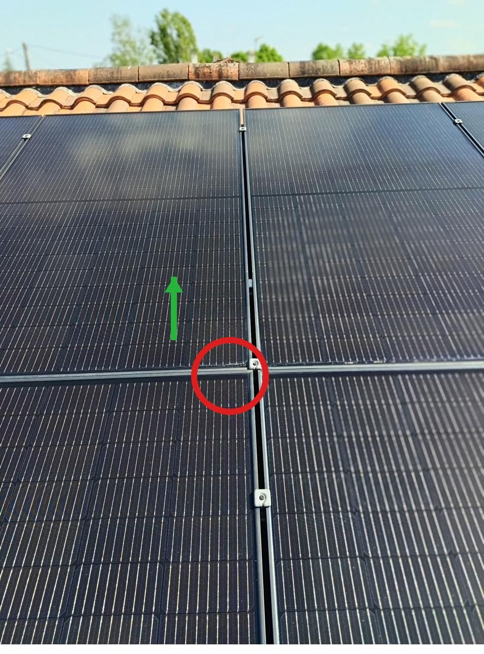 Attache de fixation de panneau solaire ayant glissé de son emplacement initial