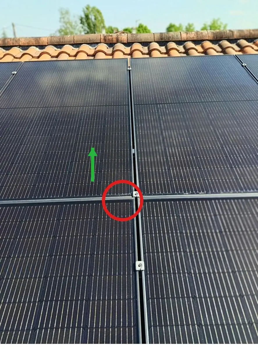 Attache de fixation de panneau solaire ayant glissé de son emplacement initial