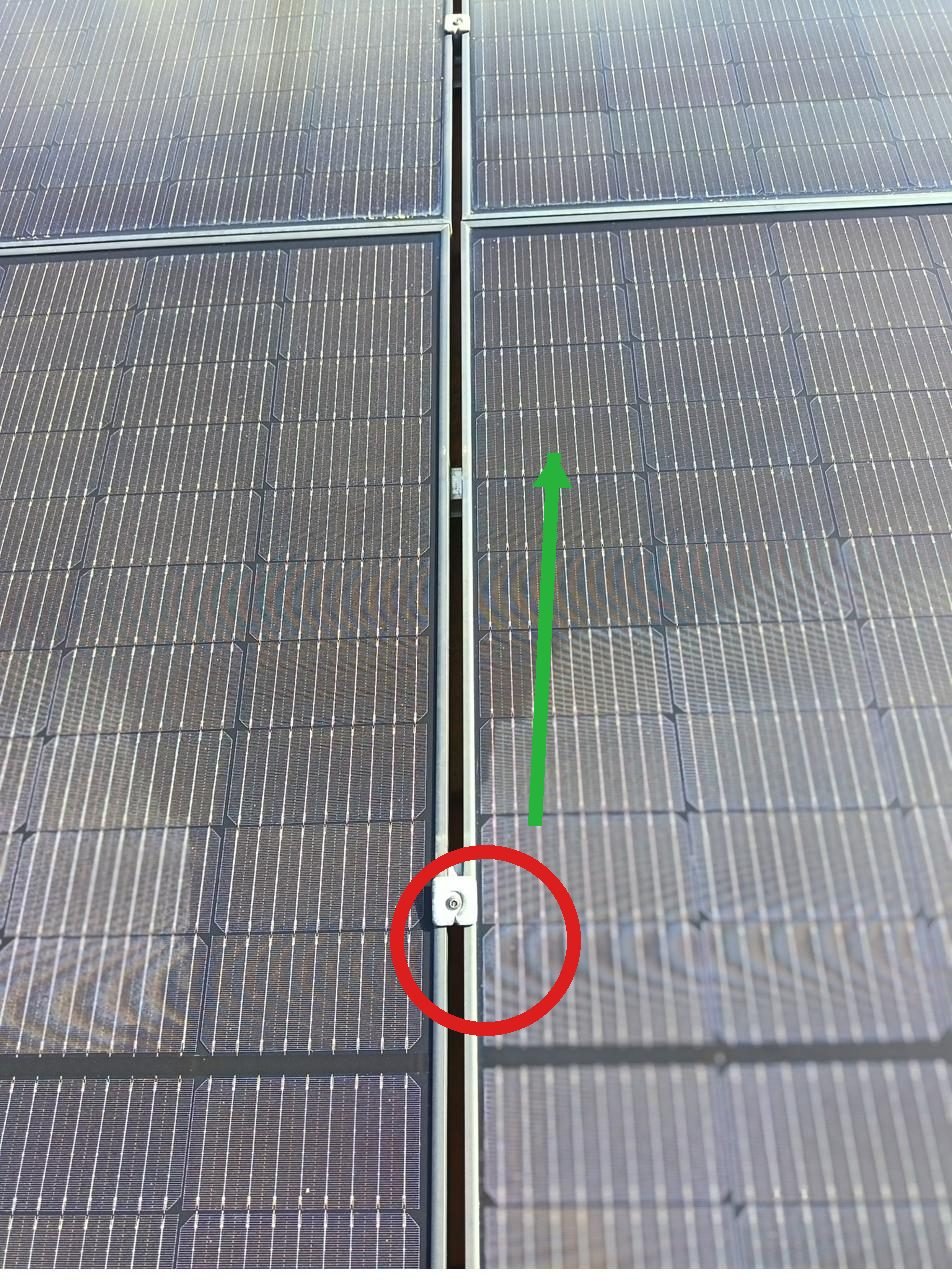 Vérification visuelle des attaches de panneaux solaires lors d'une intervention de nettoyage