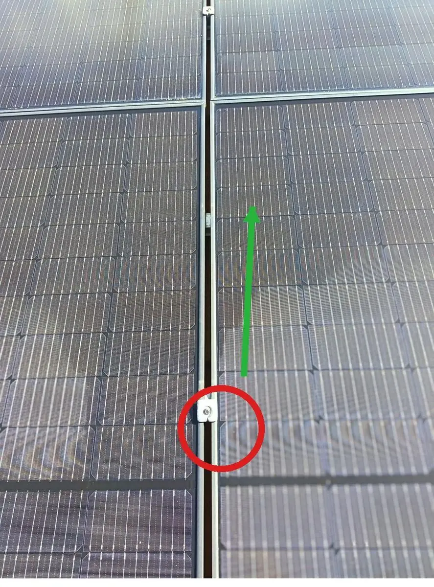 Vérification visuelle des attaches de panneaux solaires lors d'une intervention de nettoyage