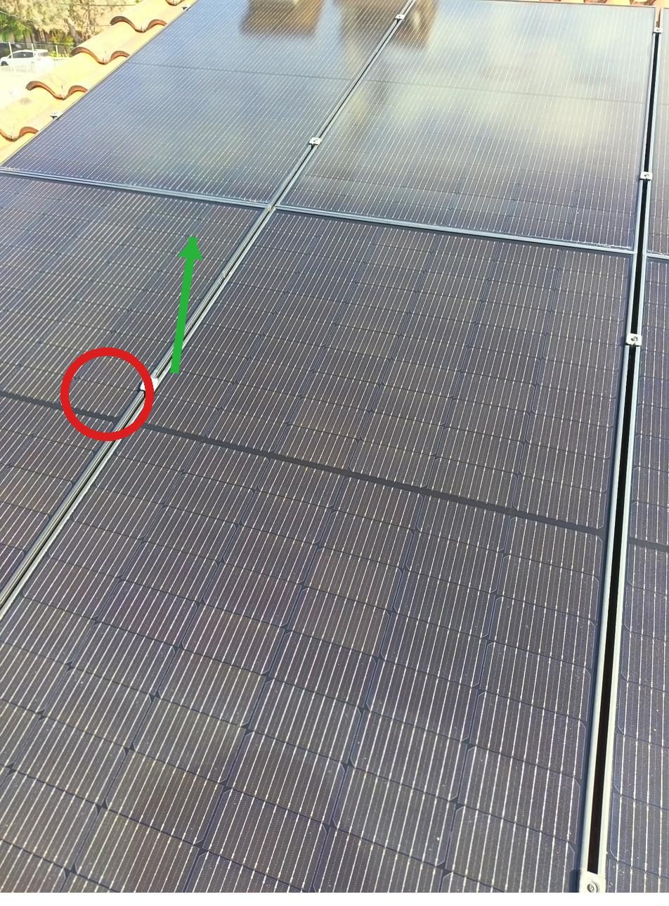 Attache de fixation de panneau solaire : pièce métallique qui maintient le panneau sur les rails