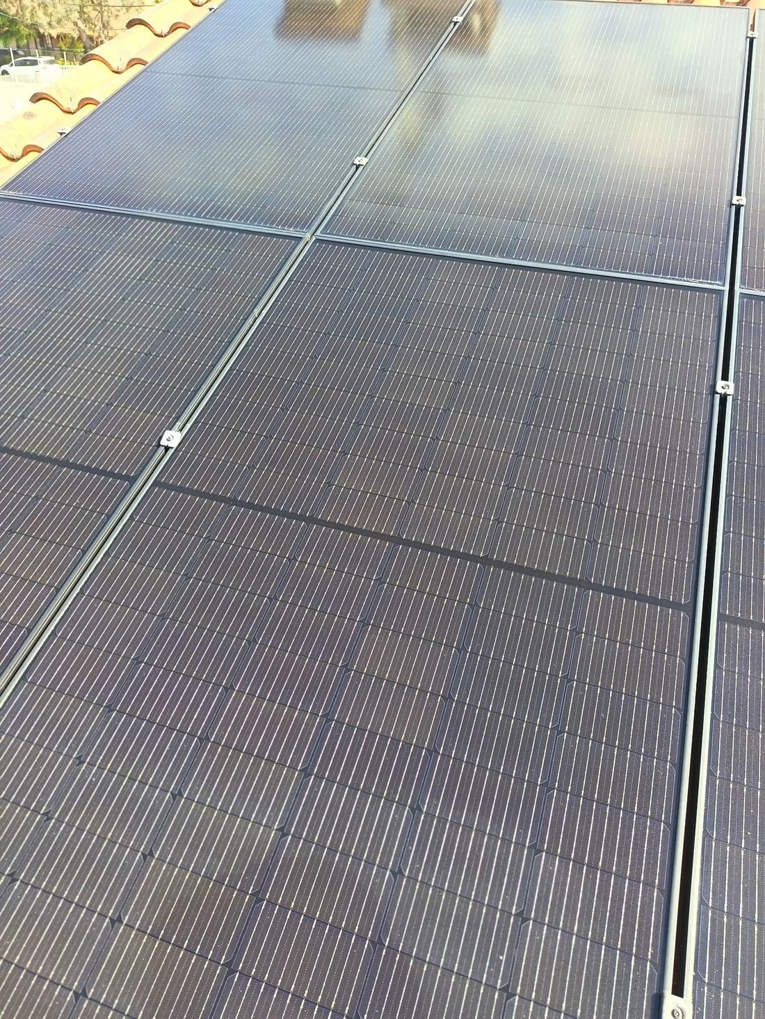Détail d'une attache de fixation lors de la vérification visuelle d'une installation photovoltaïque