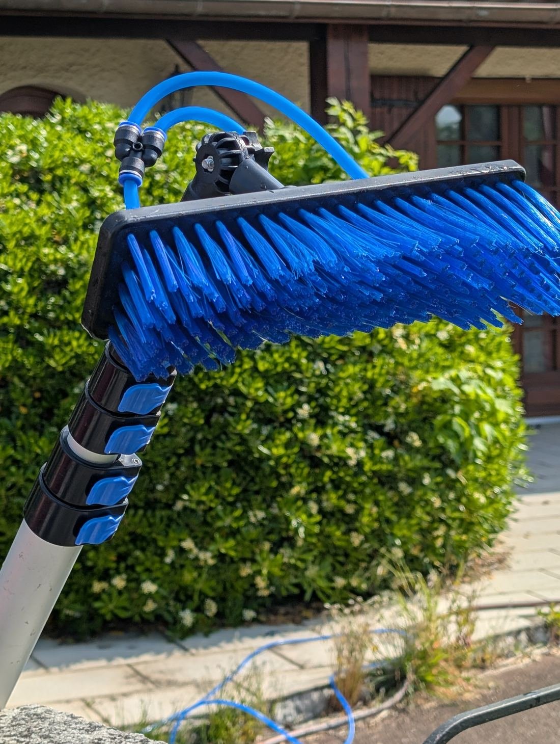 Matériel professionnel pour le nettoyage de panneaux solaires : brosse mousse, perche télescopique, eau osmosée