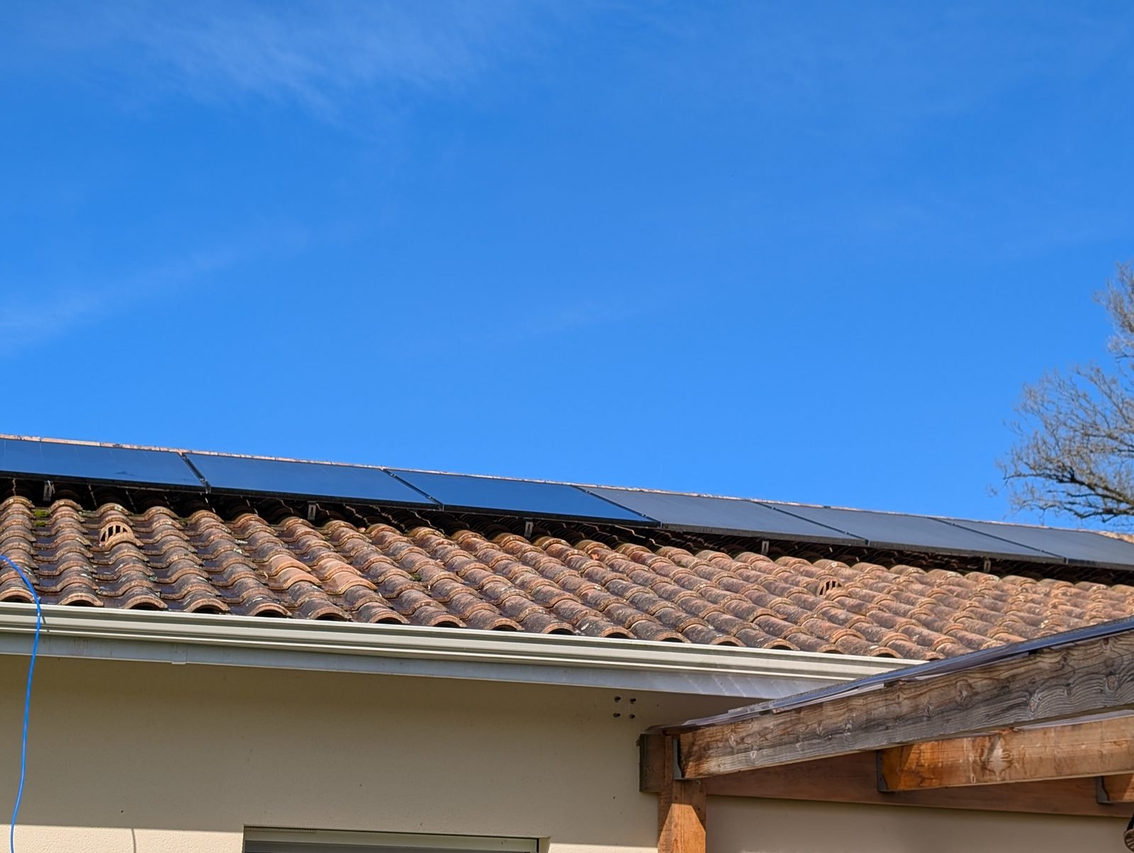 Vue d'ensemble du chantier de nettoyage de panneaux solaires en Gironde