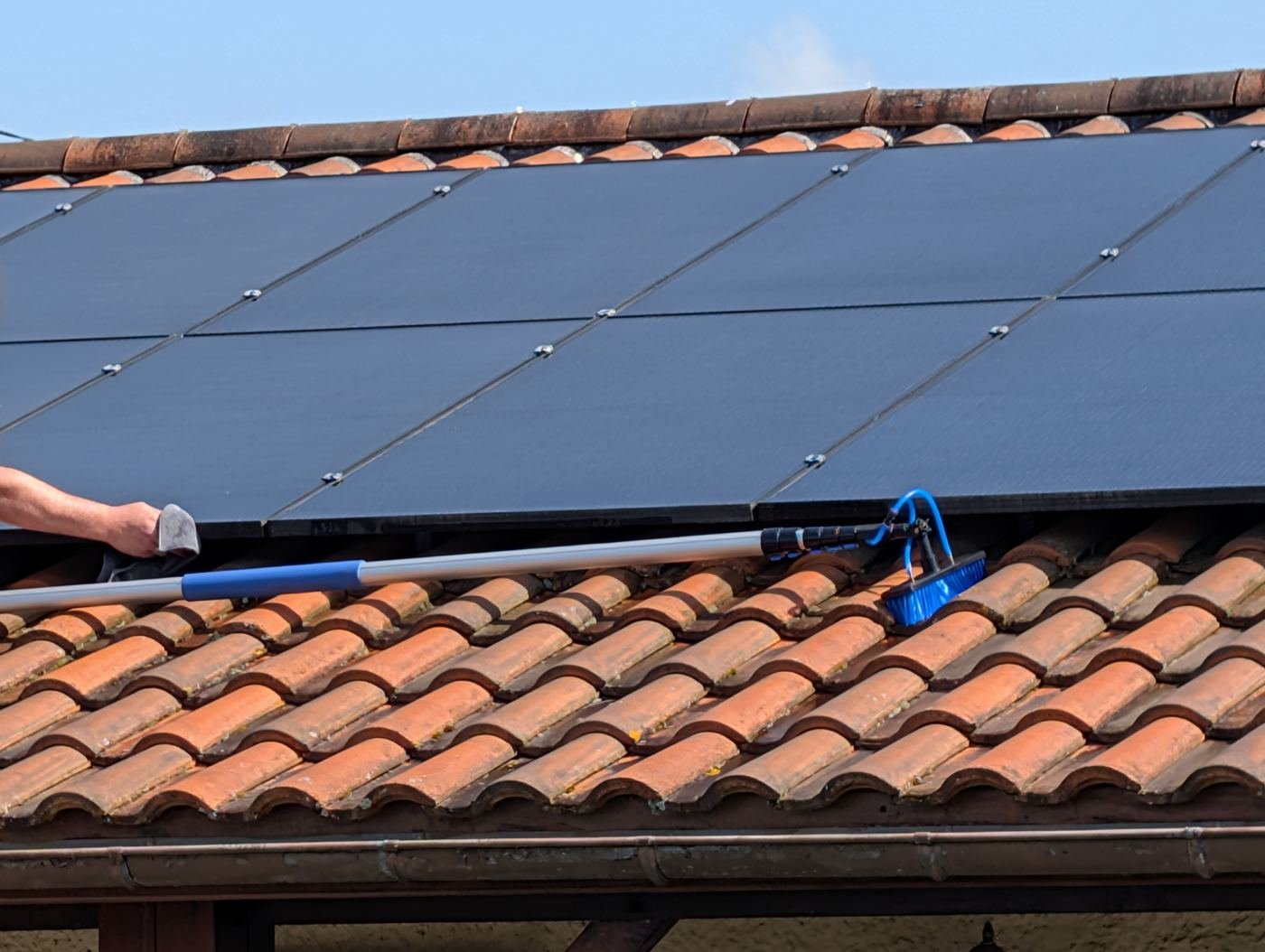 Finition au chiffon microfibre sur les bords des panneaux solaires à Saint-Loubès