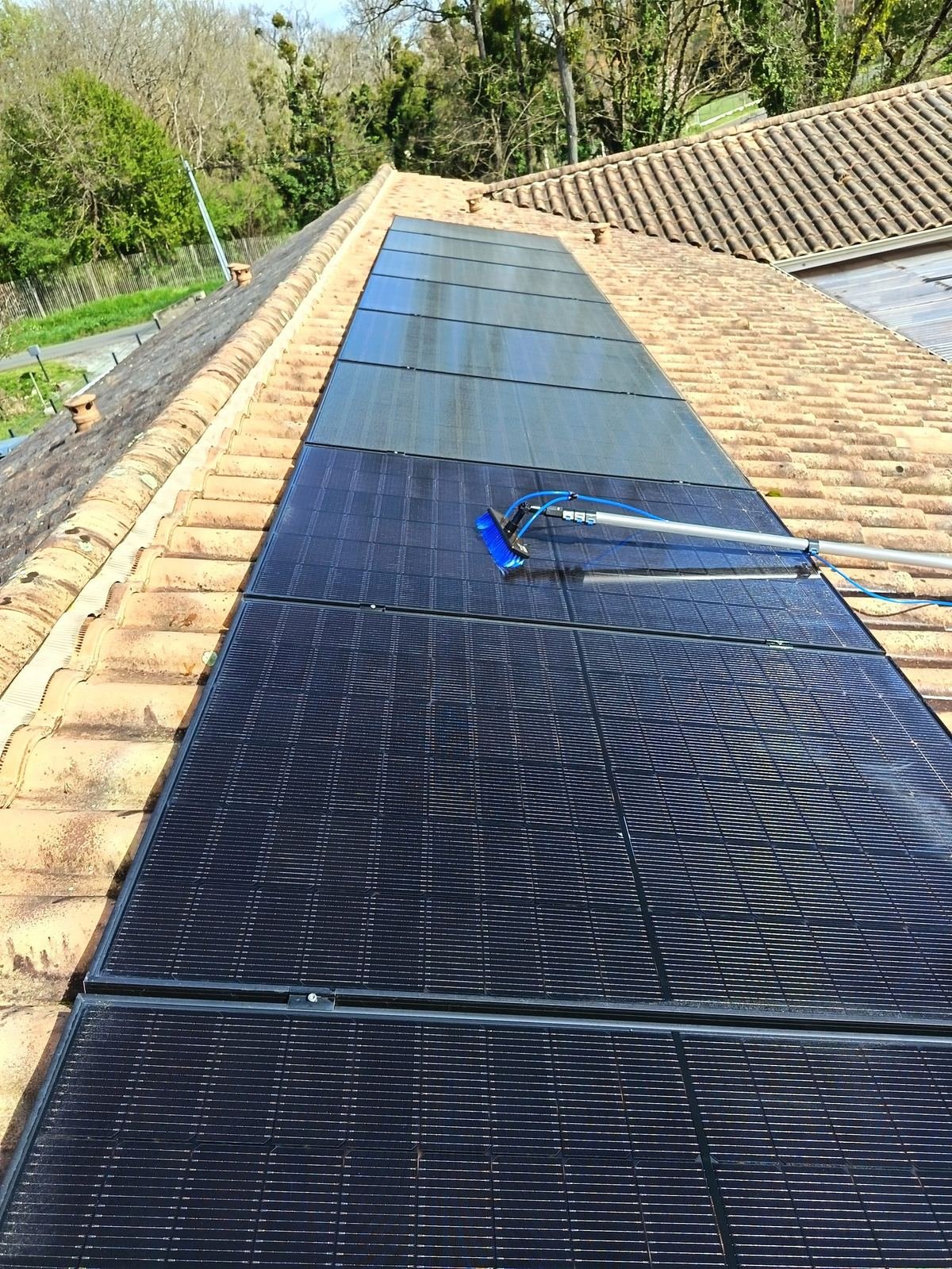 Nettoyage de panneaux solaires à la brosse mousse à Saint-Loubès