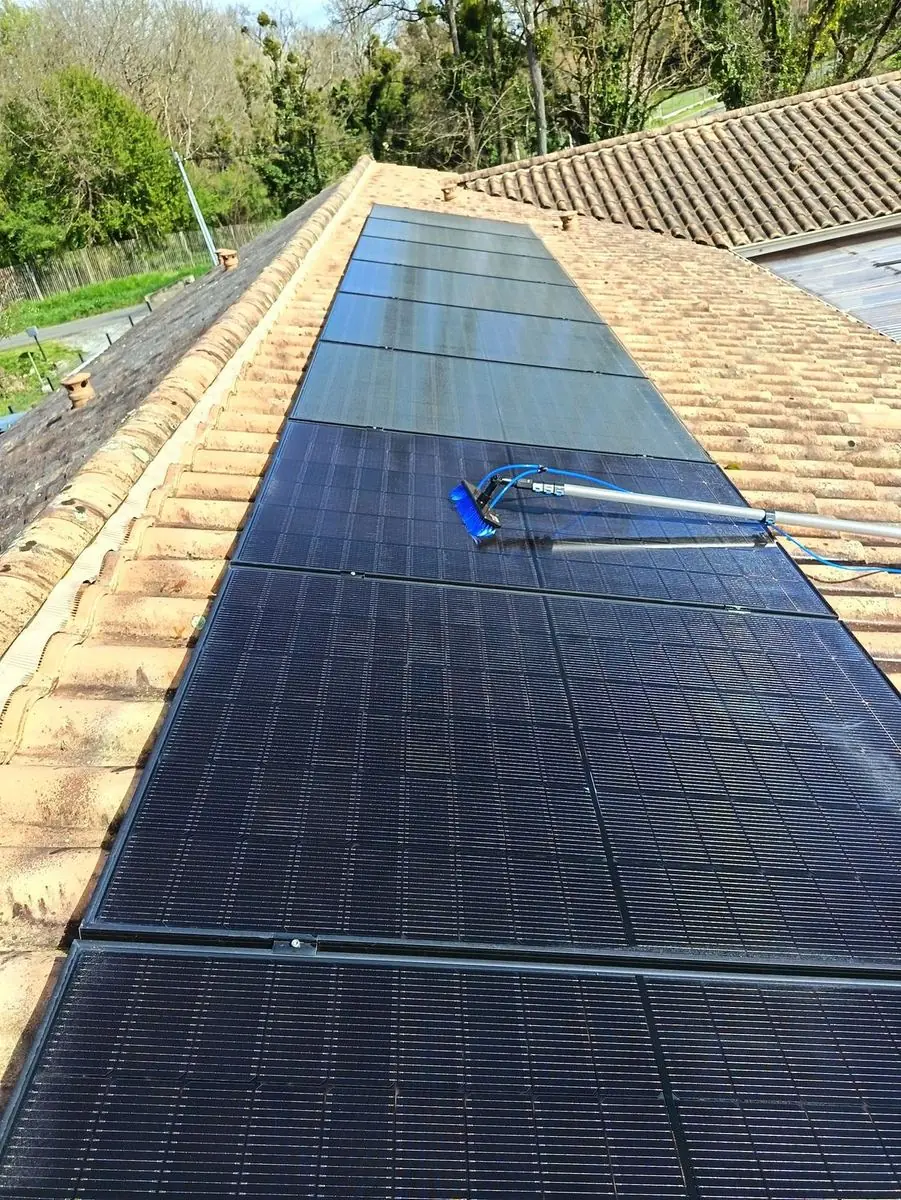 Nettoyage de panneaux solaires à la brosse mousse à Saint-Loubès