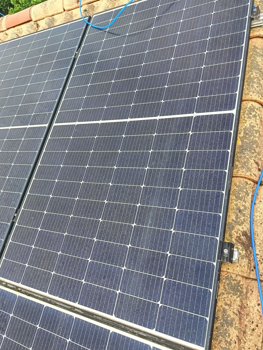 Détail des cellules photovoltaïques propres après nettoyage à l'eau osmosée