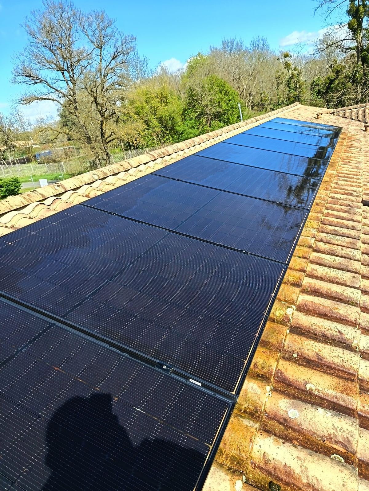 Panneaux solaires propres après nettoyage professionnel à Saint-Loubès