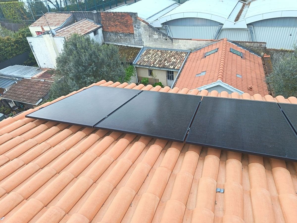Panneaux solaires propres après nettoyage sur maison bordelaise