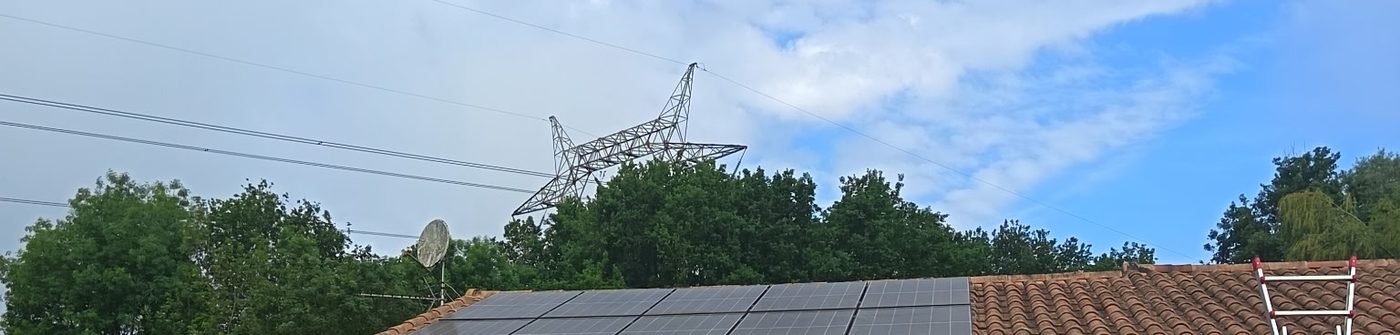 Panneaux solaires en cours de nettoyage avec escabeau à Saint-Vincent-de-Paul